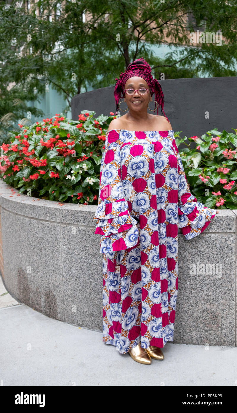 Posée portrait d'une femme avec un unique et excellent style personnel. À Greenwich Village, Manhattan, New York. Banque D'Images