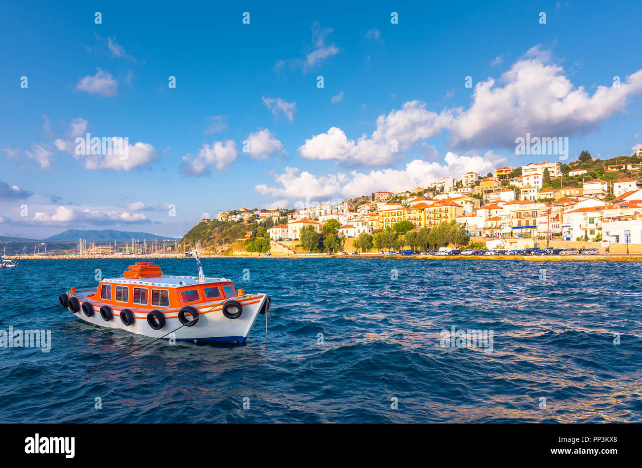 Vue sur la pittoresque ville côtière de Pylos, Péloponnèse, Grèce. Banque D'Images