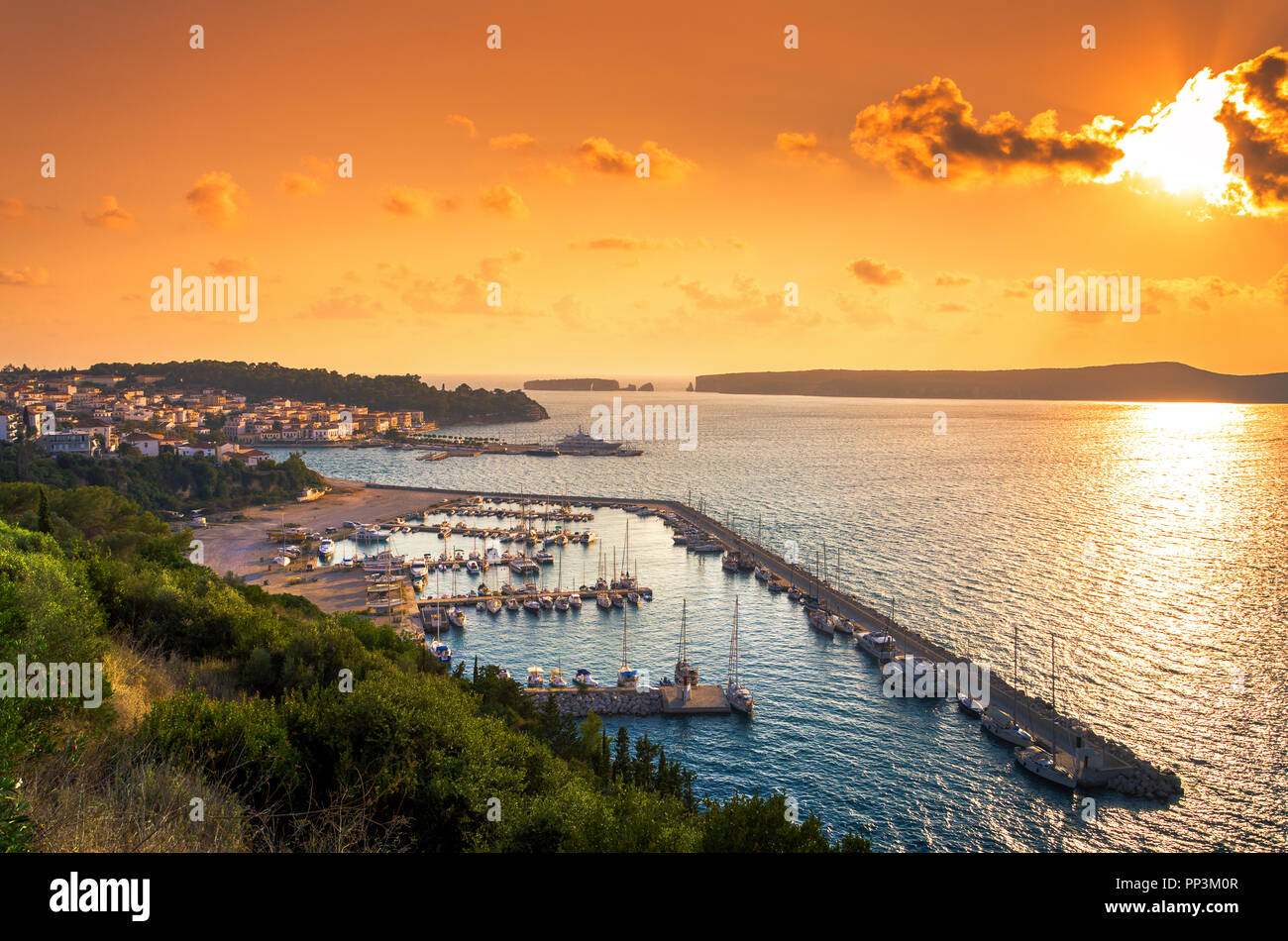 Vue sur la pittoresque ville côtière de Pylos, Péloponnèse, Grèce. Banque D'Images