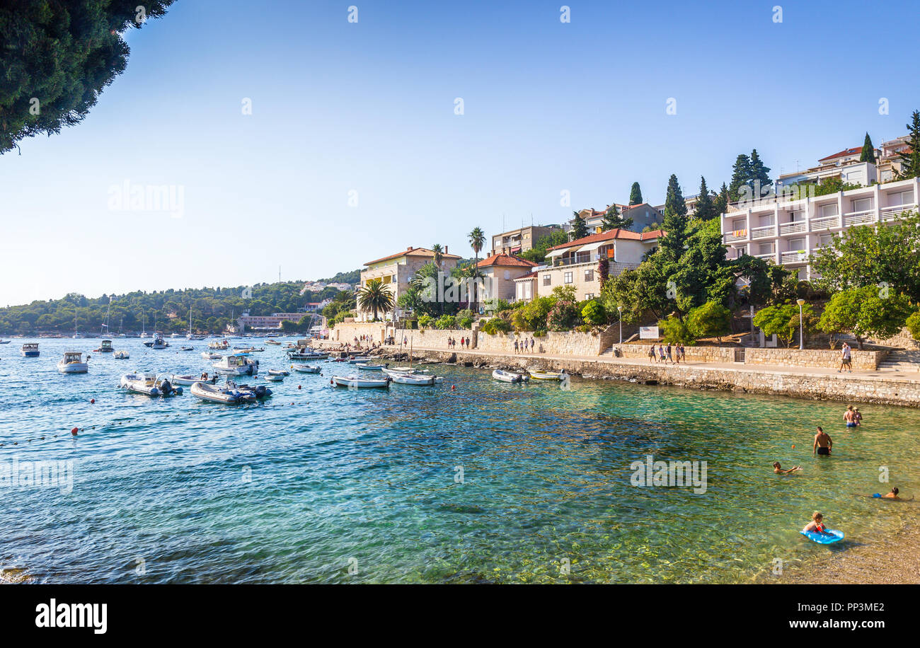 HVAR, CROATIE - Juillet 30, 2016 : Les gens se détendre sur une plage dans le village de Hvar sur l'île de Hvar Croatie Banque D'Images