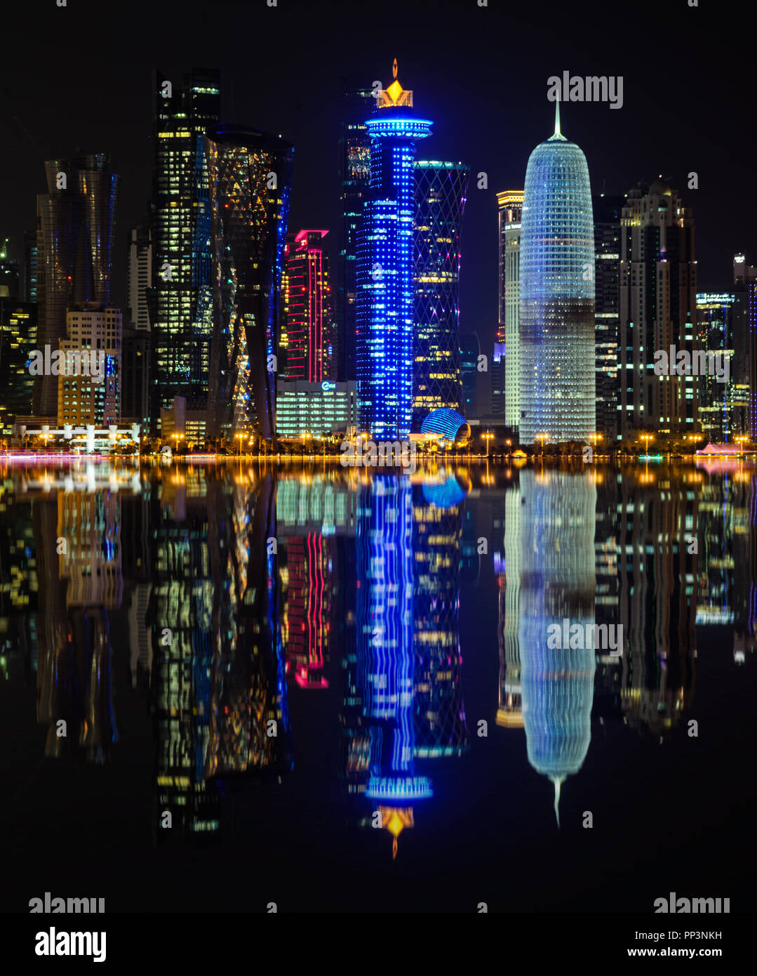 La ville de Doha, Qatar de nuit Banque D'Images