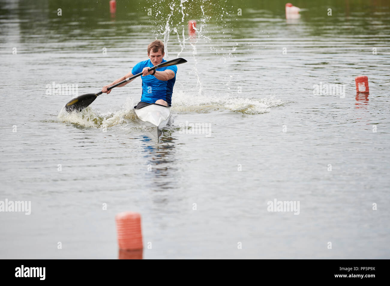 La kayakiste de l'aviron sur la rivière Banque D'Images