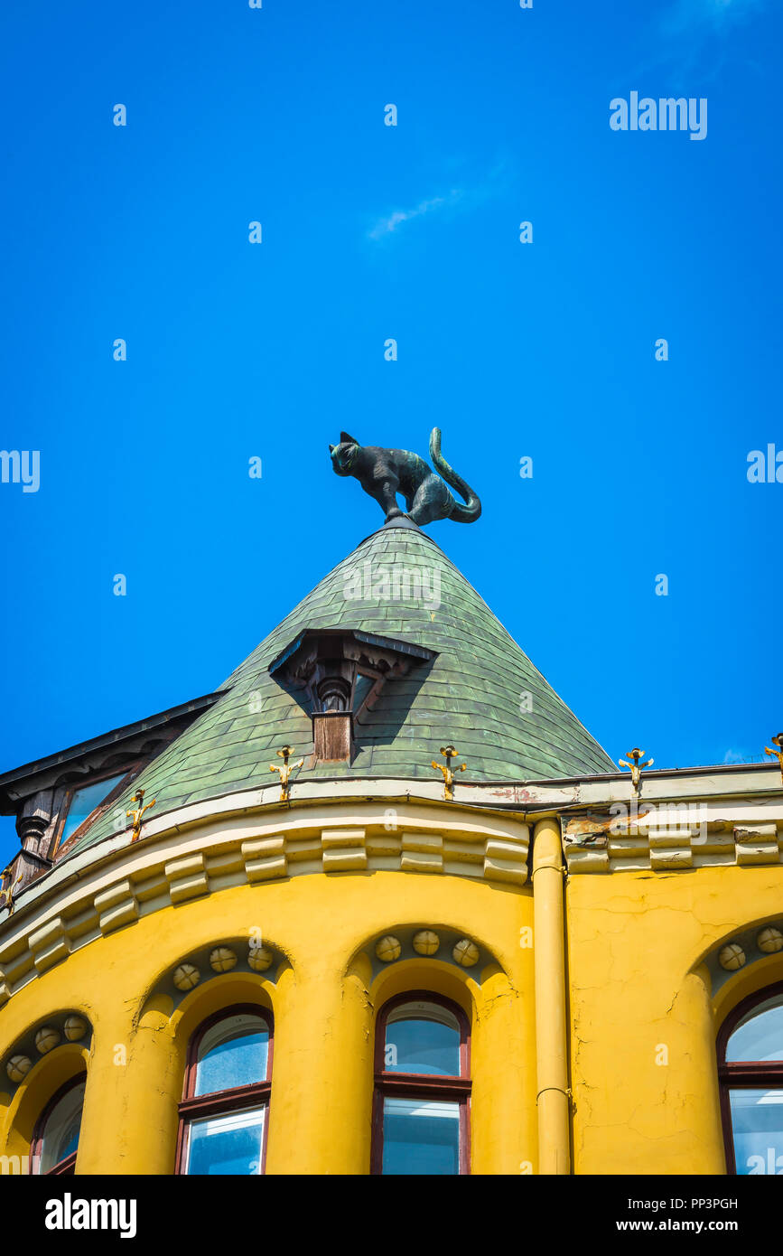 Cat Riga, vue d'un chat monté sur une tourelle d'angle du célèbre chat House (Kaku Nams) dans la vieille ville de Riga, Lettonie. Banque D'Images