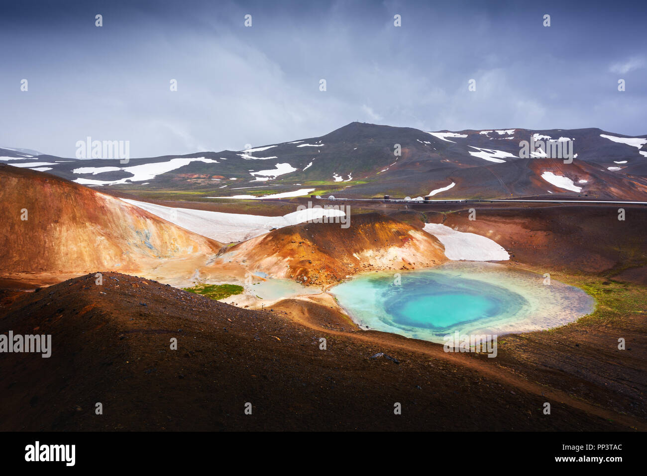 Dans l'acide lac chaud vallée géothermique Leirhnjukur, près du volcan Krafla, l'Islande, l'Europe. Photographie de paysage Banque D'Images