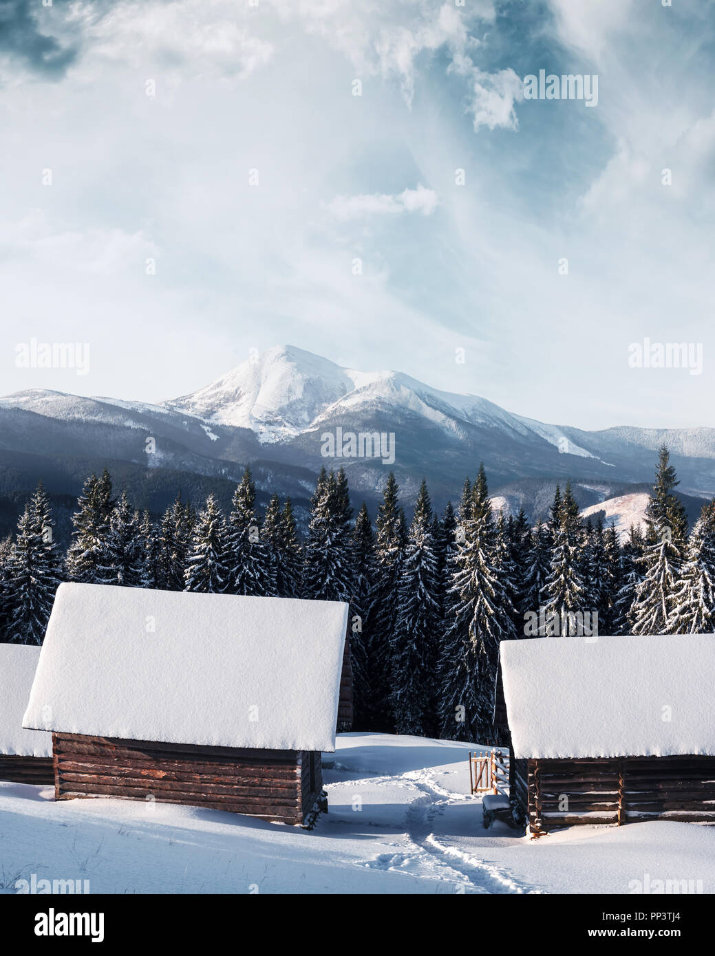 Paysage d'hiver fantastique avec maison en bois dans les montagnes enneigées. Concept de vacances de Noël. La montagne des Carpates, l'Ukraine, l'Europe Banque D'Images
