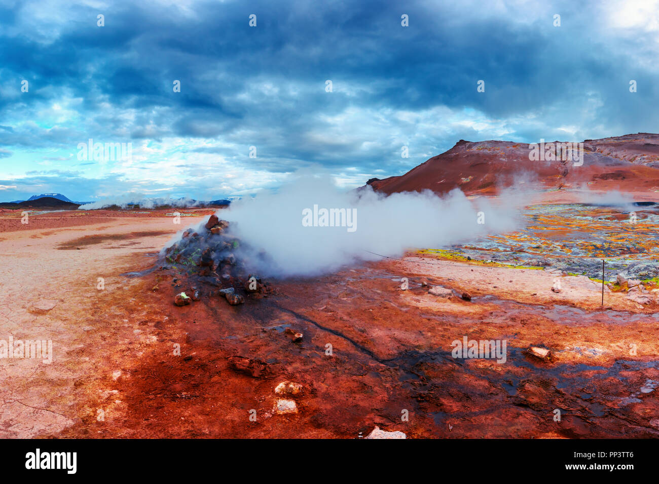 Fumeurs fumerolles sur Hverarond Valley, au nord de l'Islande, de l'Europe. Photographie de paysage Banque D'Images