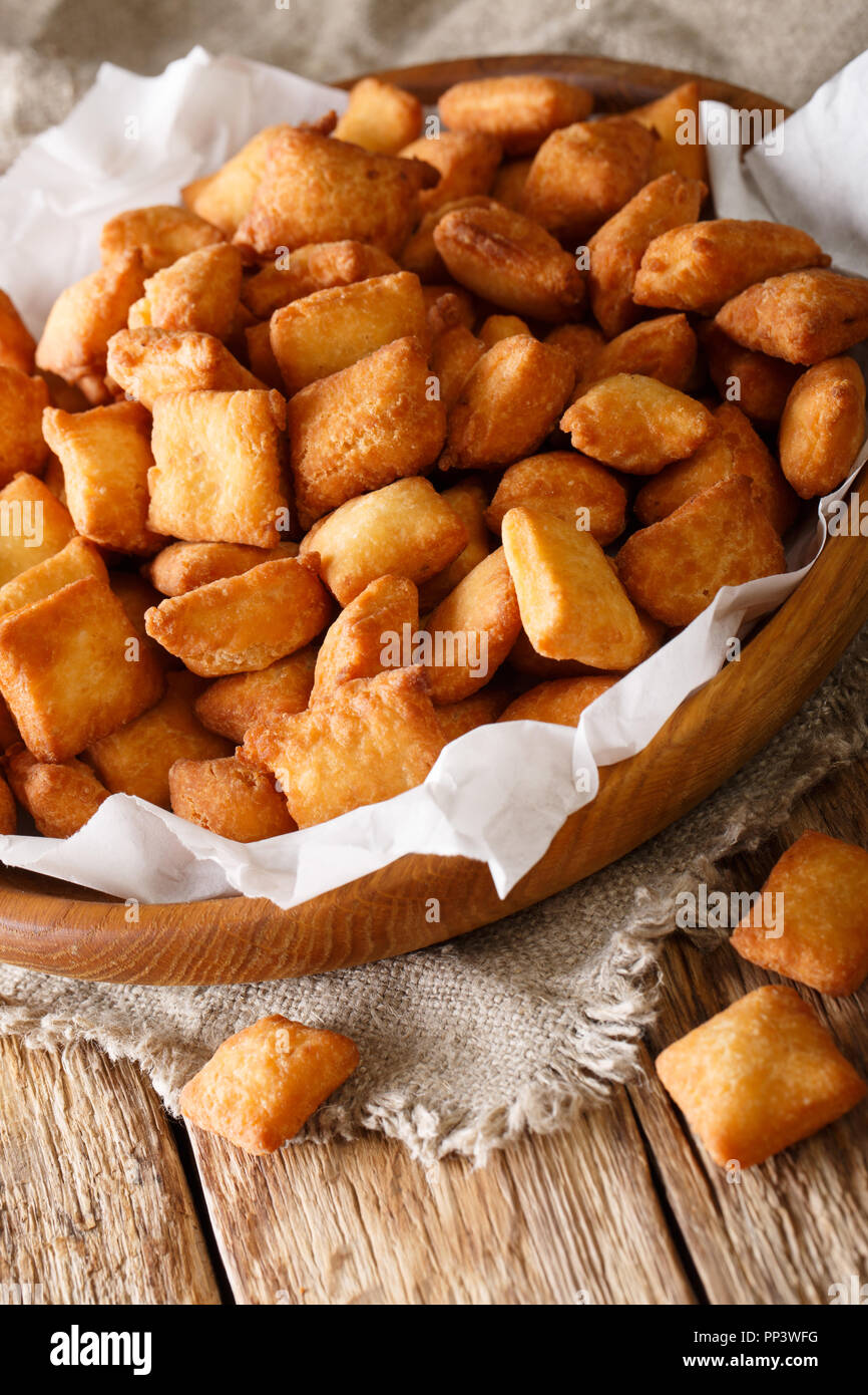De délicieux hors-d'nigérian Chin Chin close-up frite dans un bol sur la table verticale. Banque D'Images
