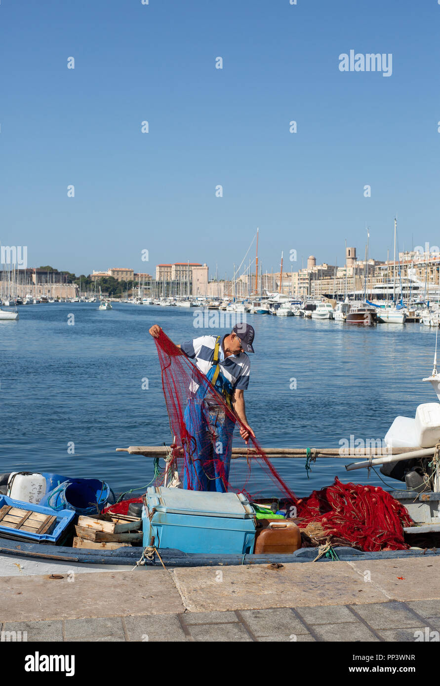 La préparation de pêcheur filets, port de Marseille, France. Banque D'Images