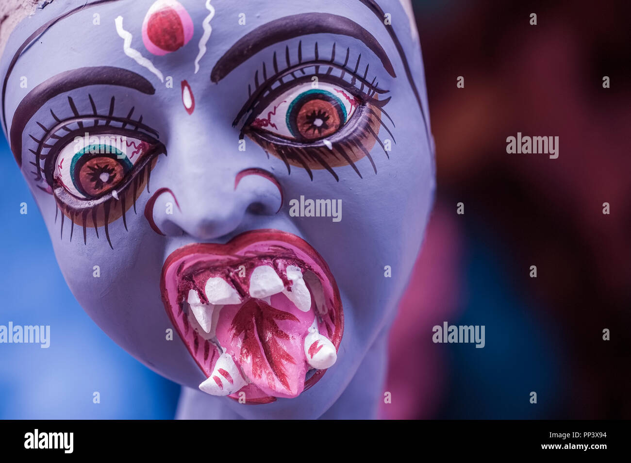 Les sorcières,sombre,fidèle,la déesse Kali ,figurant sur,le jour de la Nouvelle Lune en automne,mois,pour punir le mal des êtres humains,,,sur la terre,Kolkata, Inde. Banque D'Images
