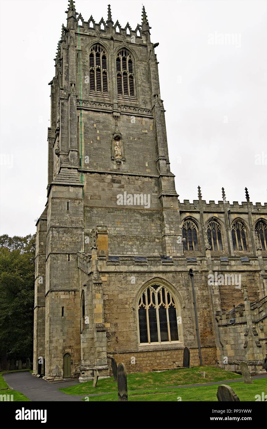 Pris sur un jour nuageux, pour capturer l'ancienne architecture ordinaire de l'église St Mary, à Tickhill, Doncaster. Banque D'Images