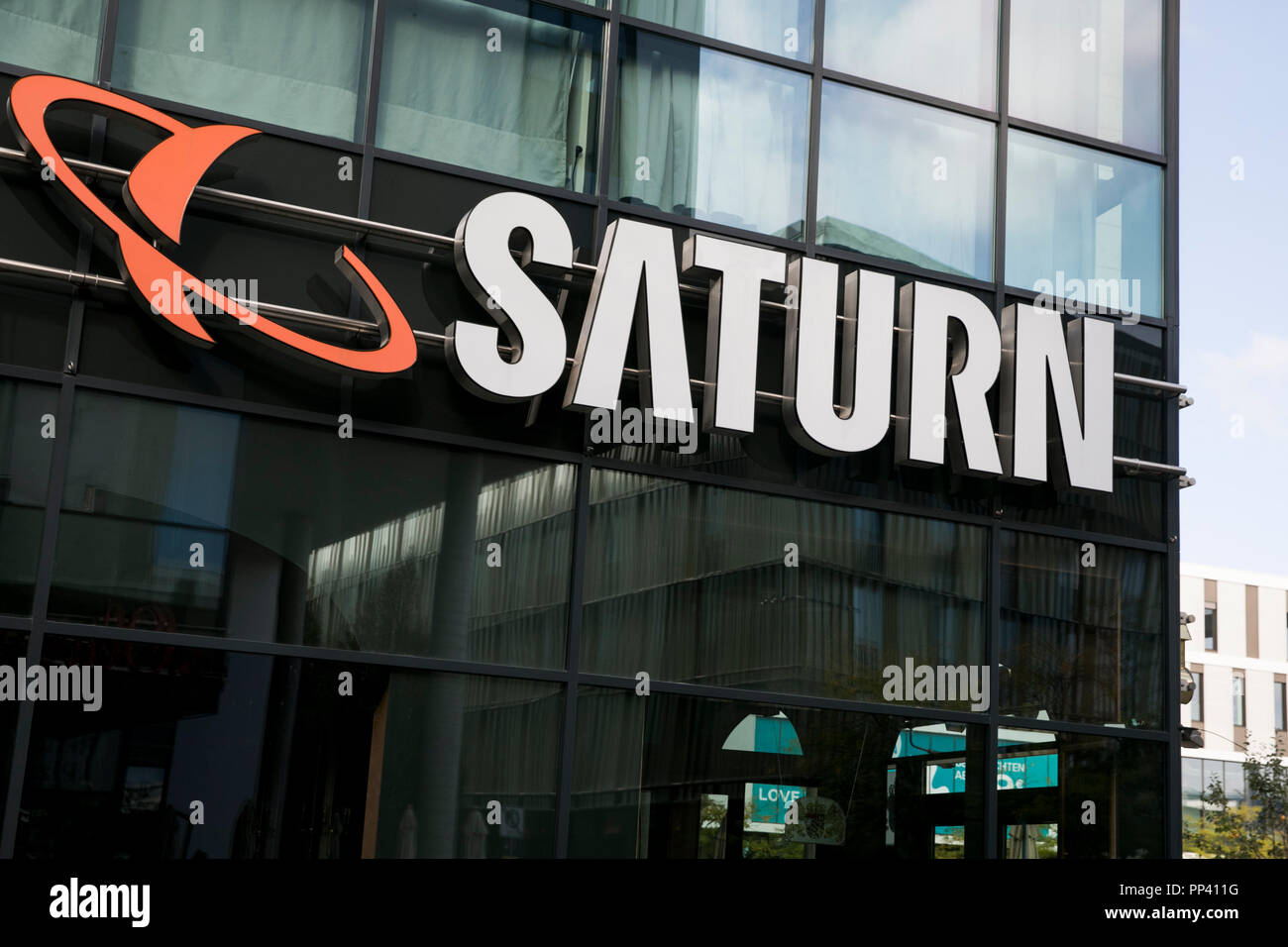 Un logo affiche à l'extérieur d'un magasin de détail de Saturne à Munich, Allemagne, le 26 août 2018. Banque D'Images