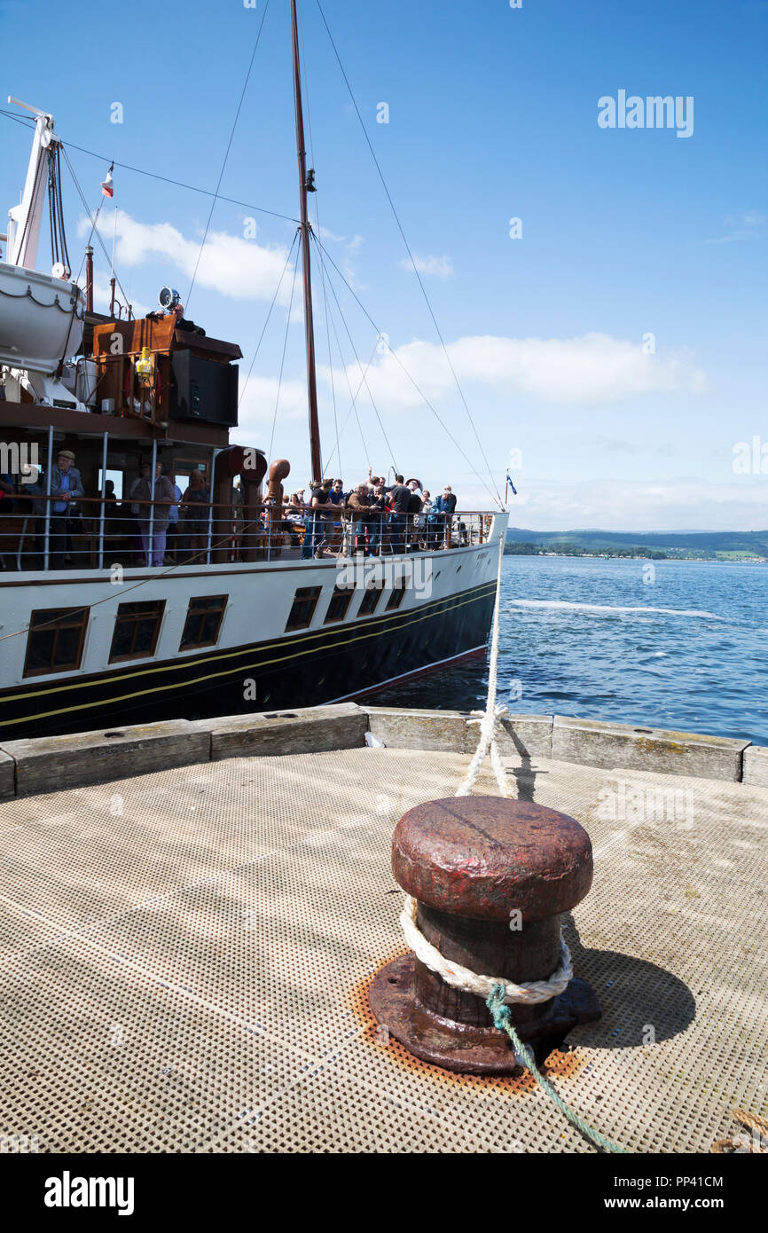 Waverley vapeur à aubes à Helensburgh jetée sur la rivière Clyde, en Écosse. Le dernier bateau à vapeur de mer dans le monde. Banque D'Images