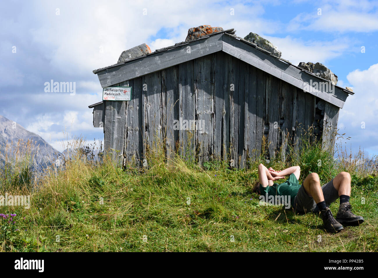 Randonneur : 20130615 man resting située à Mountain meadow, cabane, vallée Lechtal, Tirol, Tyrol, Autriche Banque D'Images