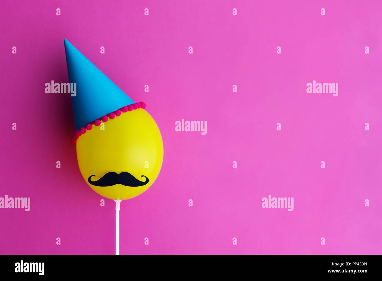 Anniversaire ballon avec moustache et chapeau de fête Banque D'Images Anniversaire ballon avec moustache et chapeau de fête Banque D'Images