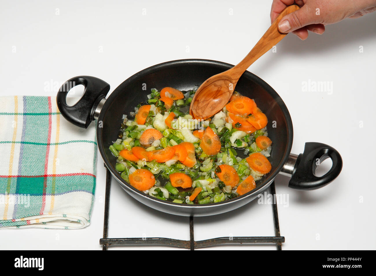 Haricots blancs avec des légumes et sauce verte.. Étape par étape. Le plat préparé : BWCDMH Banque D'Images