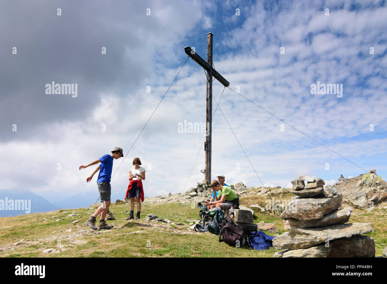 Venet : sommet de montagne Venet, Glanderspitze sommet cross, randonneur, région TirolWest, Tirol, Tyrol, Autriche Banque D'Images