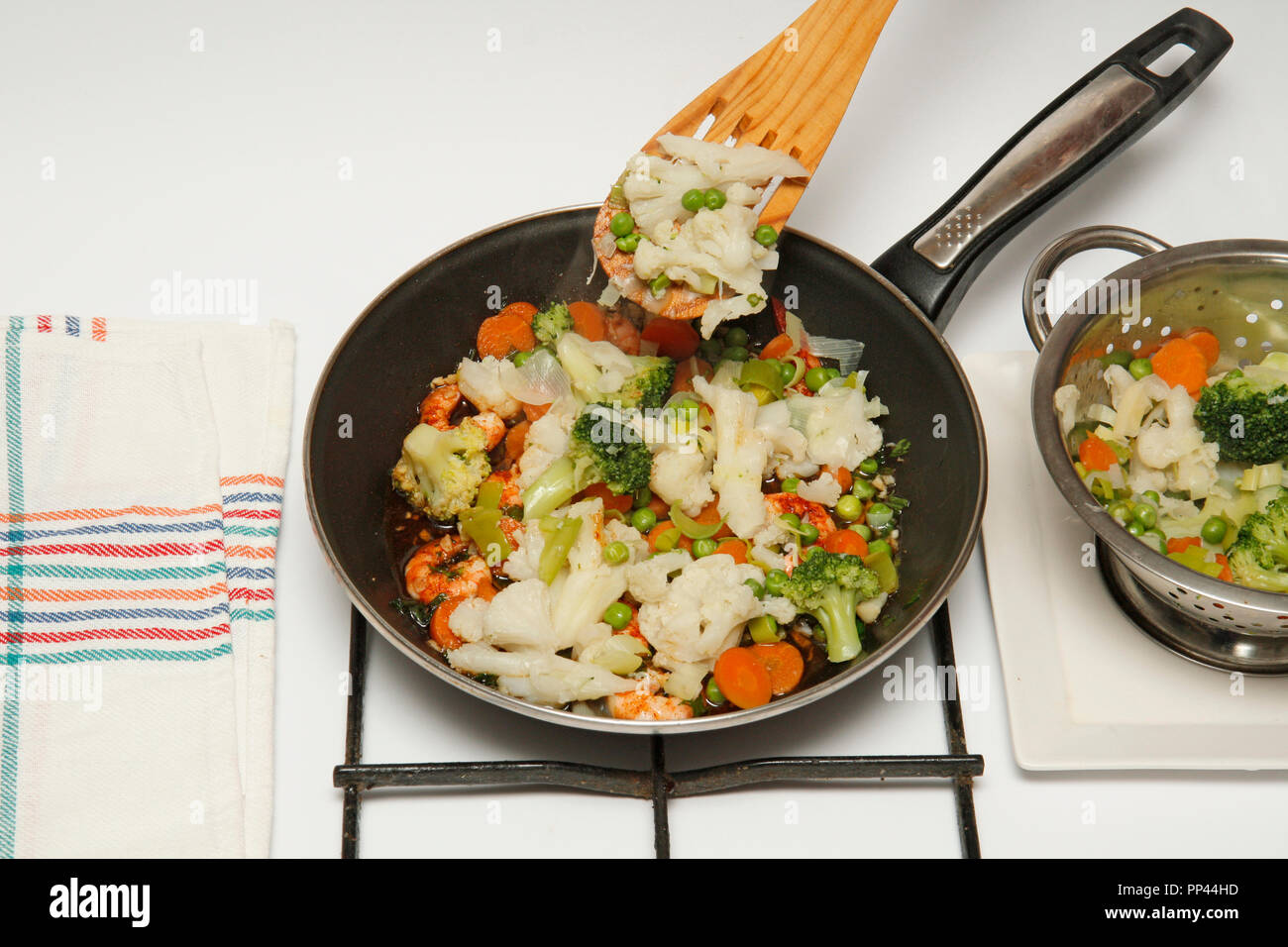 Les légumes aux crevettes. Étape par étape. Le plat préparé : BX8EH5 Banque D'Images