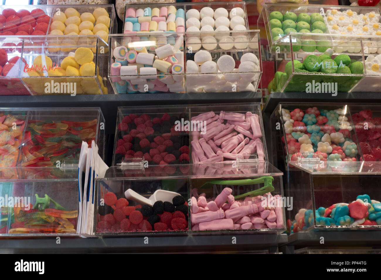 Affichage de choisir et mélanger les sucreries en boutique. La Sardaigne. Italie Banque D'Images