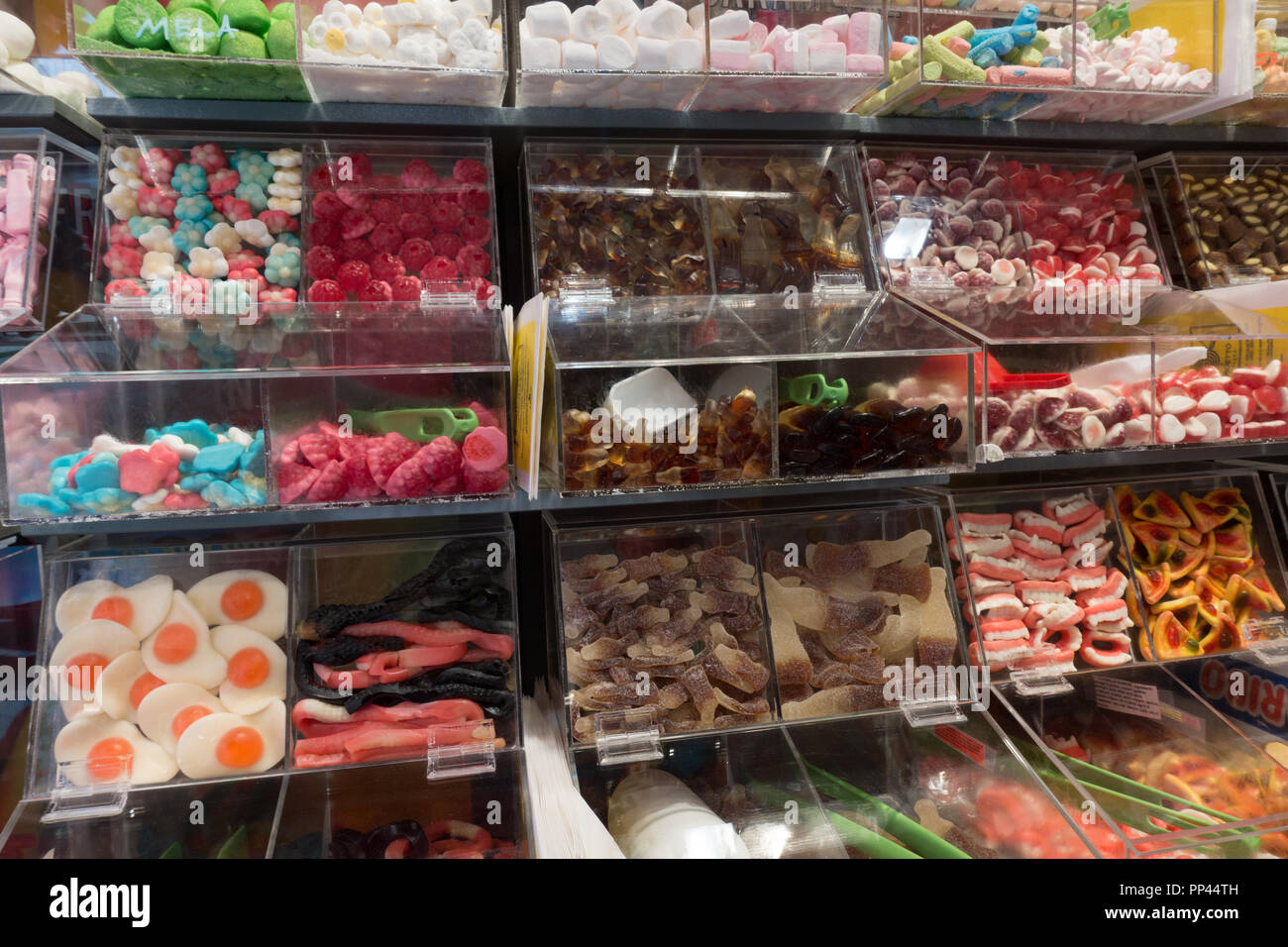 Affichage de choisir et mélanger les sucreries en boutique. La Sardaigne. Italie Banque D'Images