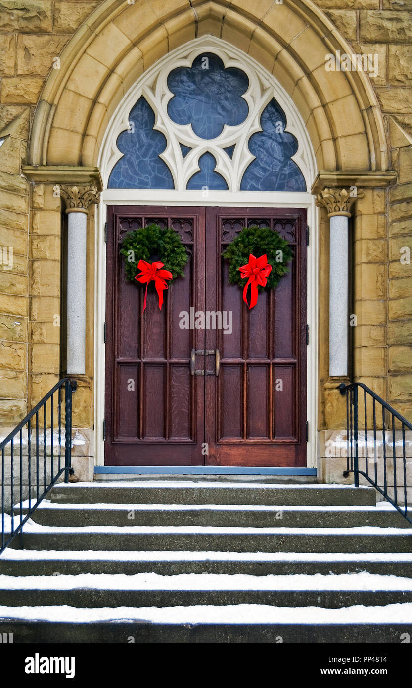 Porte de l'église en bois de pin et couronne de Noël avec red bow Banque D'Images