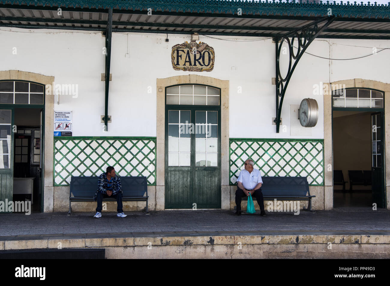 FARO, PORTUGAL - 1 juin 2017 : Deux homme à la gare de Faro Banque D'Images