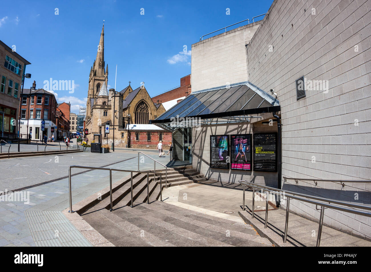 Le théâtre Crucible, Tudor Square et St Marie's Roman Catholic Cathedral, Sheffield Banque D'Images