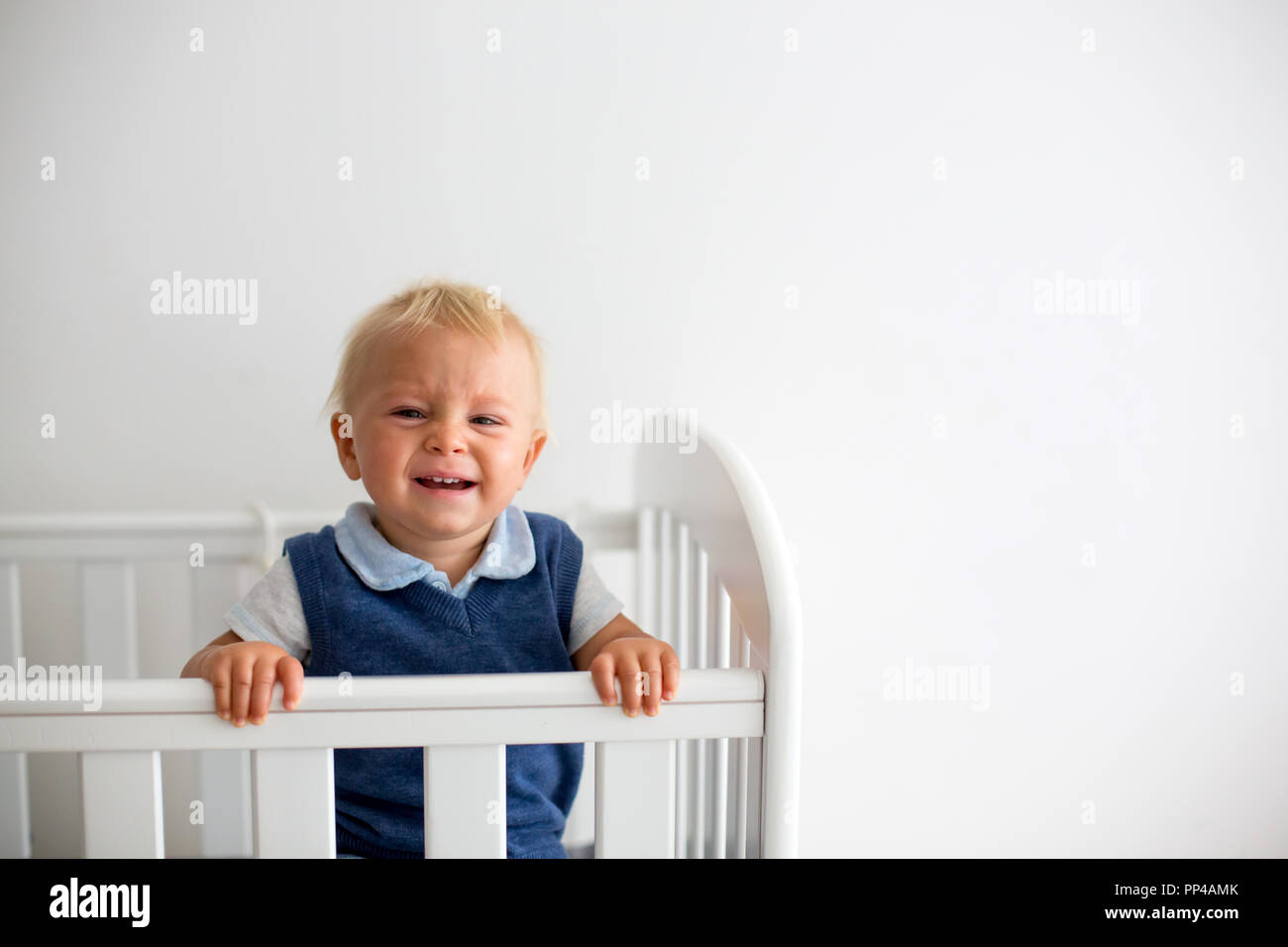 Triste Petit Bebe Garcon Bien Habille Se Sentir Malheureux Au Lit Bebe Regardant A Travers Les Barreaux Photo Stock Alamy