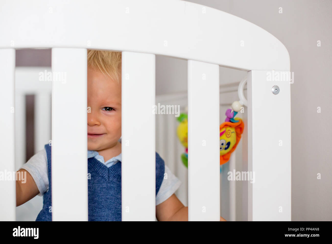 Triste Petit Bebe Garcon Bien Habille Se Sentir Malheureux Au Lit Bebe Regardant A Travers Les Barreaux Photo Stock Alamy