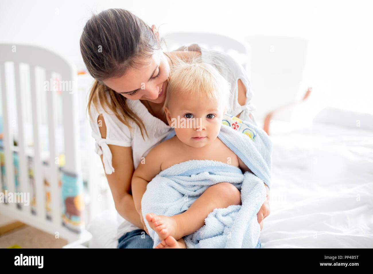 Jeune Maman Jouer Avec Son Tout Petit Garcon Bebe Baignoire Dans Une Chambre Ensoleillee Apres Photo Stock Alamy Jeune Maman Jouer Avec Son Tout Petit Garcon Bebe Baignoire Dans Une Chambre Ensoleillee Apres Photo Stock Alamy