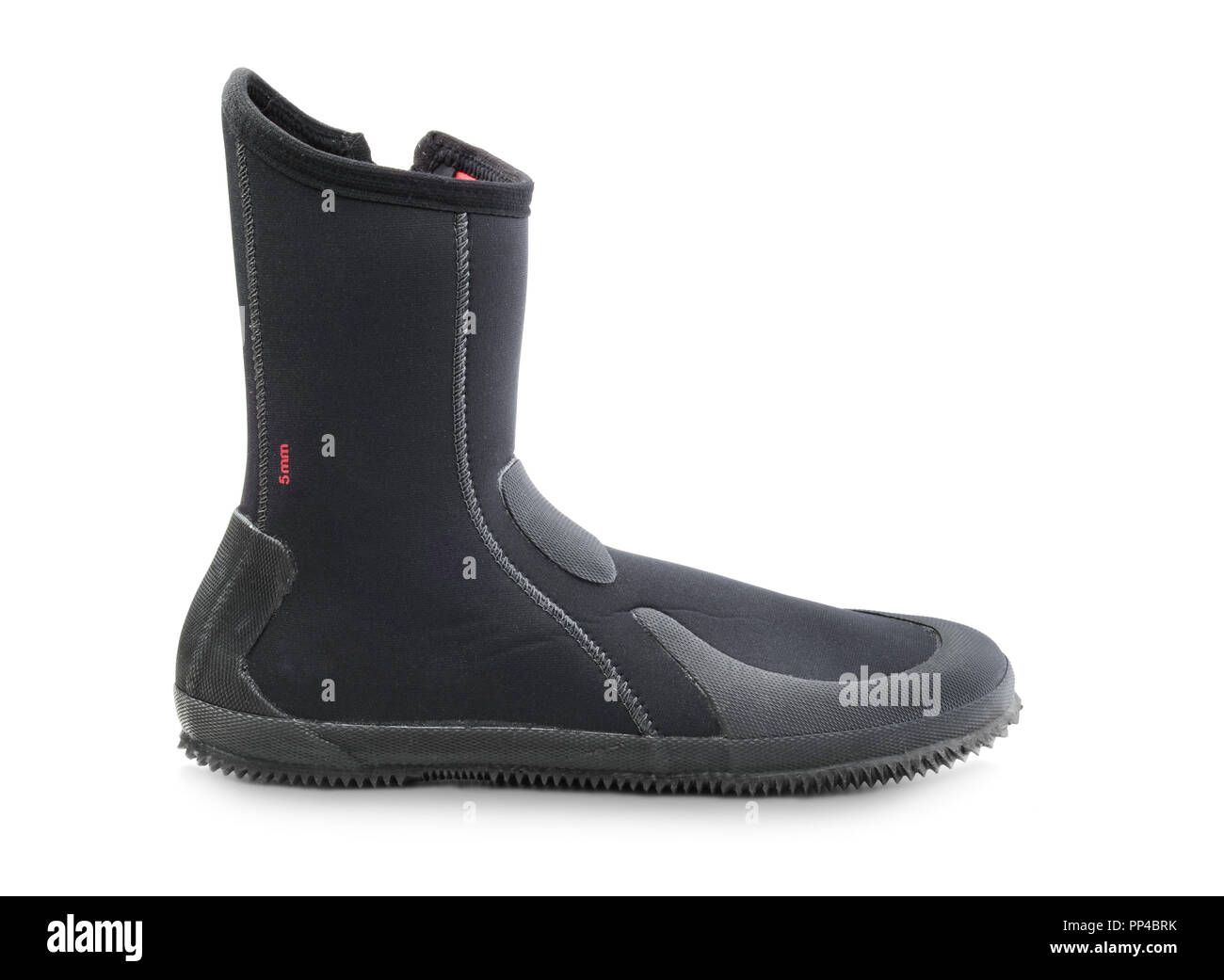 Bottes de plongée en néoprène isolé sur fond blanc Banque D'Images