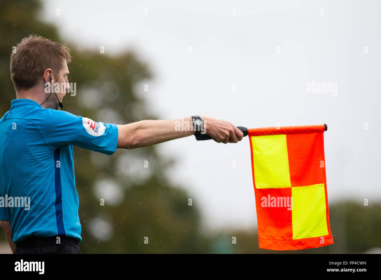 Football / Soccer arbitre assistant, juge de drapeau pour indiquer les points de position de hors-jeu. Banque D'Images