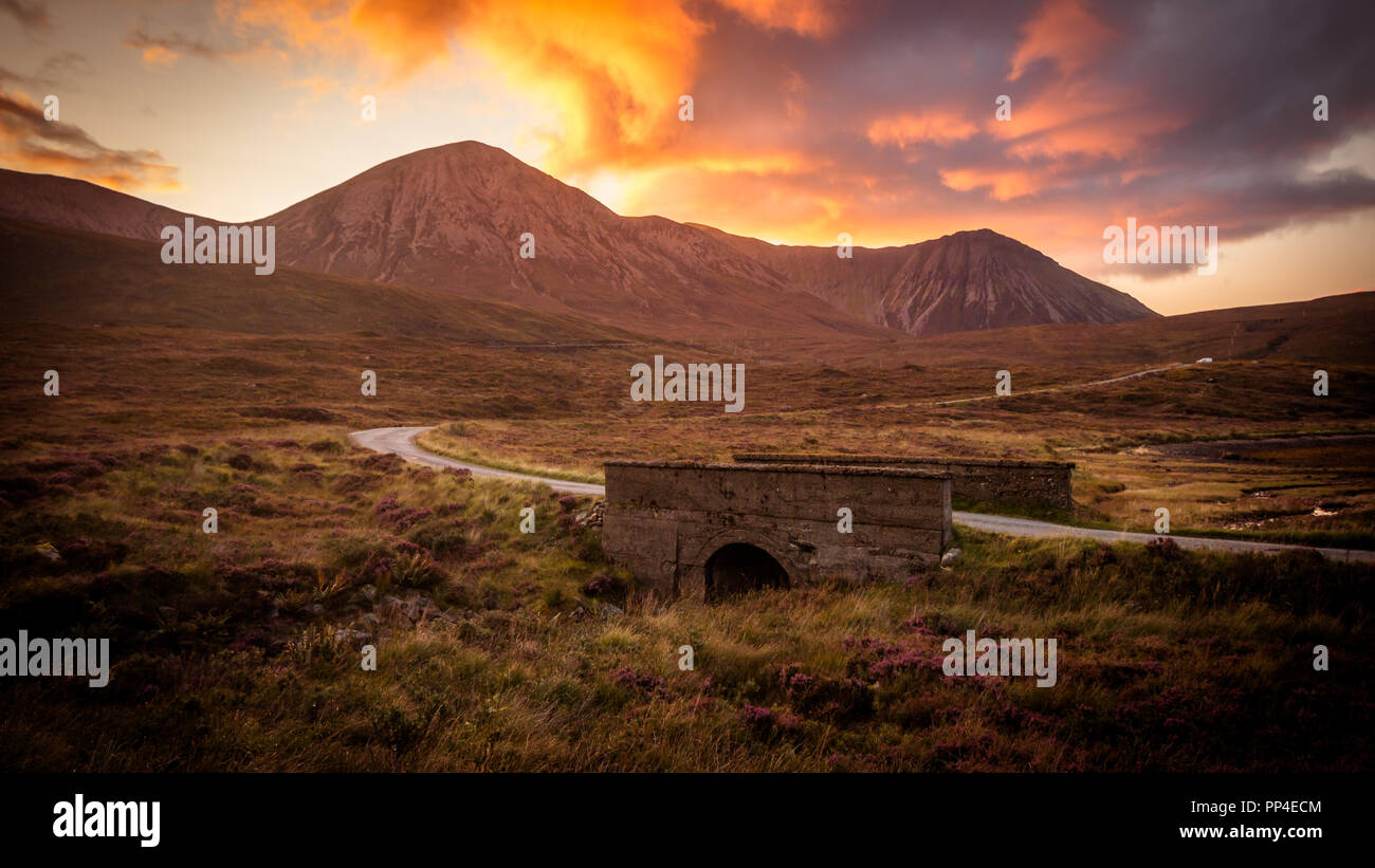 Quiraing montagne coucher du soleil avec ciel dramatique dans les highlands écossais, l'île de Skye, Royaume-Uni Banque D'Images