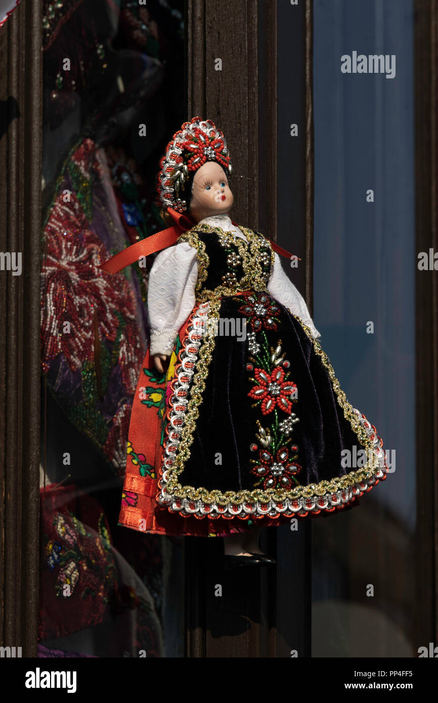 Poupée pour vendre en costume national hongrois. Banque D'Images