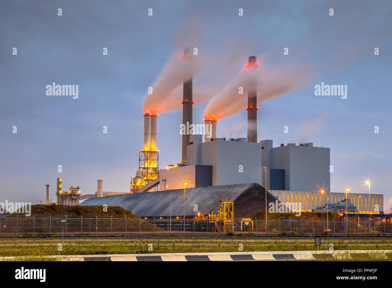 Alimenté au charbon électricité power plant à Europoort avec en premier plan d'approvisionnement en charbon, Maasvlakte Rotterdam Pays-Bas Banque D'Images