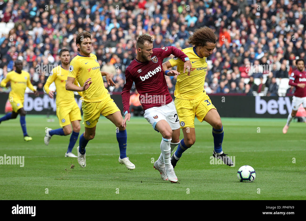 West Ham United's Andriy Yarmolenko (centre) et de Chelsea's David Luiz bataille pour la balle durant le match de Premier League stade de Londres. Banque D'Images