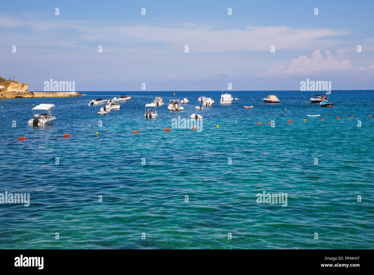 Ville Gozo, Malte, l'Europe. L'eau bleu de l'océan, et les peuples. Rock et de la nature. Septembre 2018 Photo de voyage. Banque D'Images