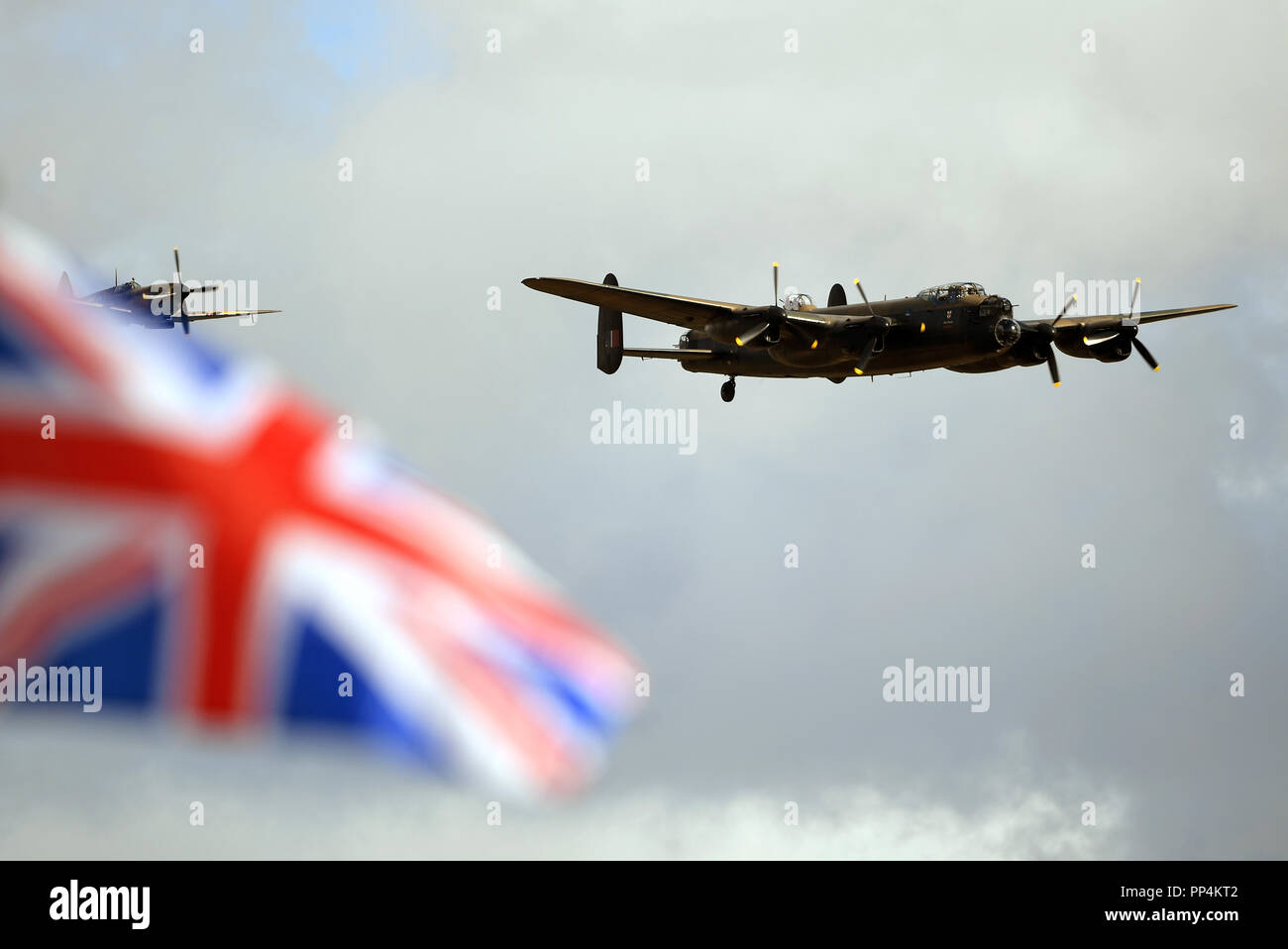 Un Spitfire et Avro Lancaster Bomber de la Battle of Britain Memorial Flight au cours de la bataille d'Angleterre, à l'Imperial War Museum de Duxford, Cambridgeshire. Banque D'Images
