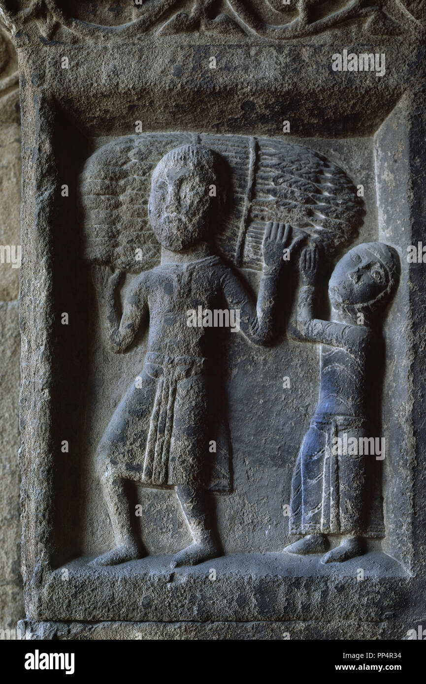 DE LA RECOLECCION MIES - REPRESENTANDO EN EL CALENDARIO EL MES DE JULIO - DETALLE DE LA PORTADA- SIGLO XII. Lieu : MONASTÈRE DE SANTA MARIA. RIPOLL. GERONA. L'ESPAGNE. Banque D'Images