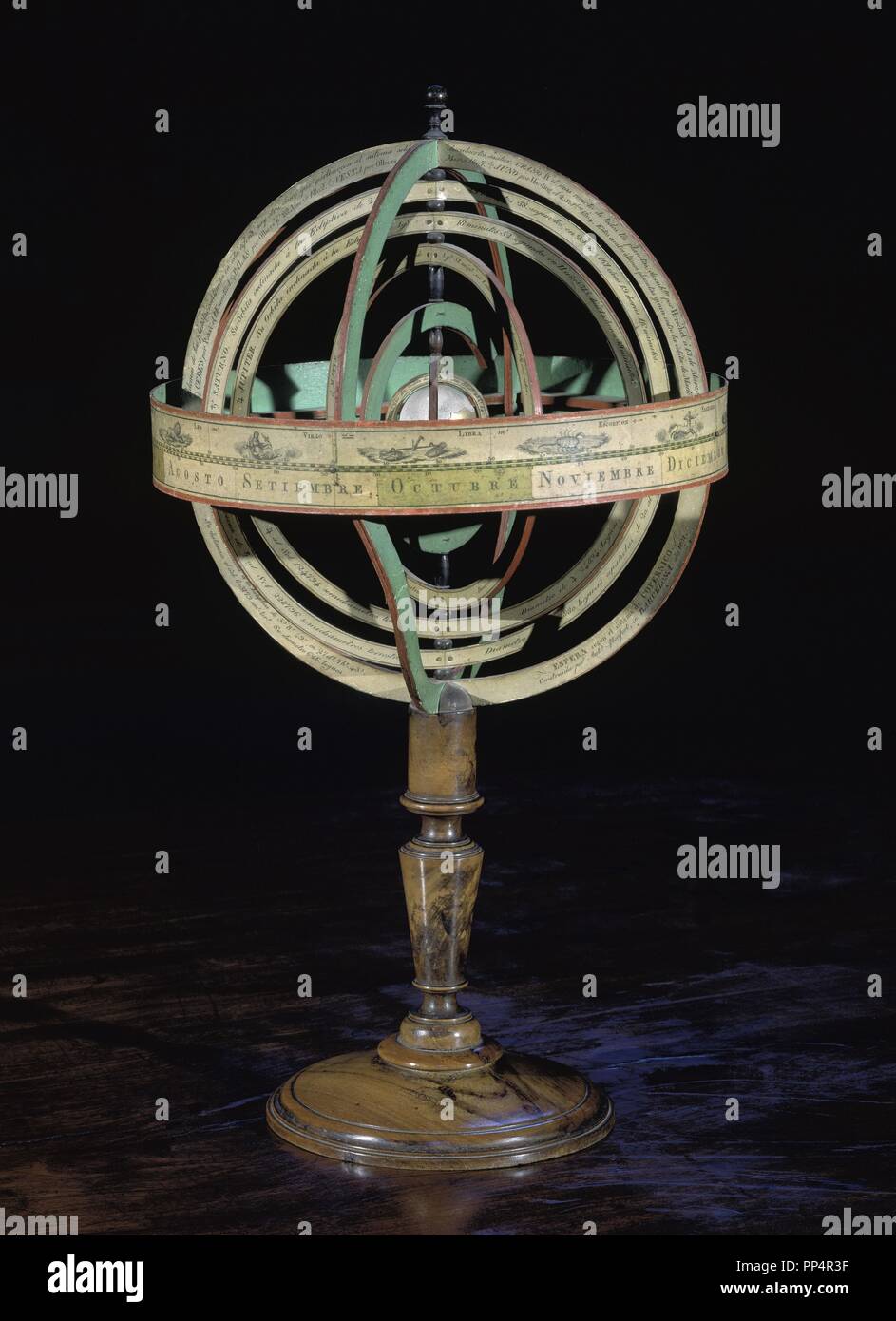 Sphère armillaire,modèle d'objets dans le ciel (sur la sphère céleste), composé d'un cadre sphérique de sonneries, centré sur la terre ou le Soleil, qui représentent les lignes de longitude et latitude céleste et d'autres caractéristiques importantes de façon astronomique - 1751. Emplacement : UNIVERSIDAD BIBLIOTECA. Salamanque. L'ESPAGNE. Banque D'Images