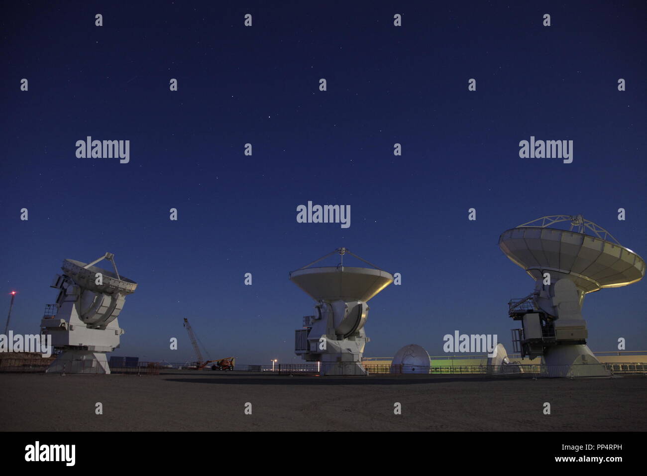 Antennes Radio ALMA de l'ESO dans la nuit Banque D'Images