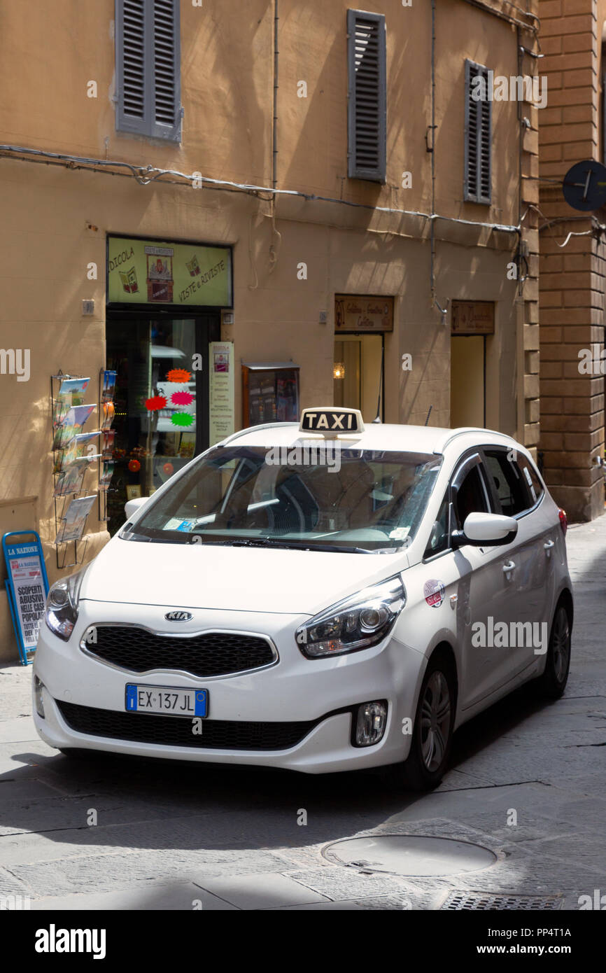 Italie taxi - un taxi dans la rue, Sienne, Toscane Italie Europe Banque D'Images