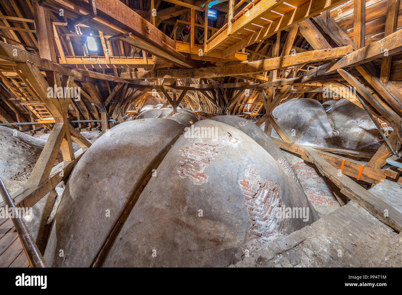 GRONINGEN, Pays-Bas - 12 décembre 2016 : Arches dans le plafond de grenier d'une vieille église avec une coupole datant du xvie siècle dans les Pays-Bas Banque D'Images