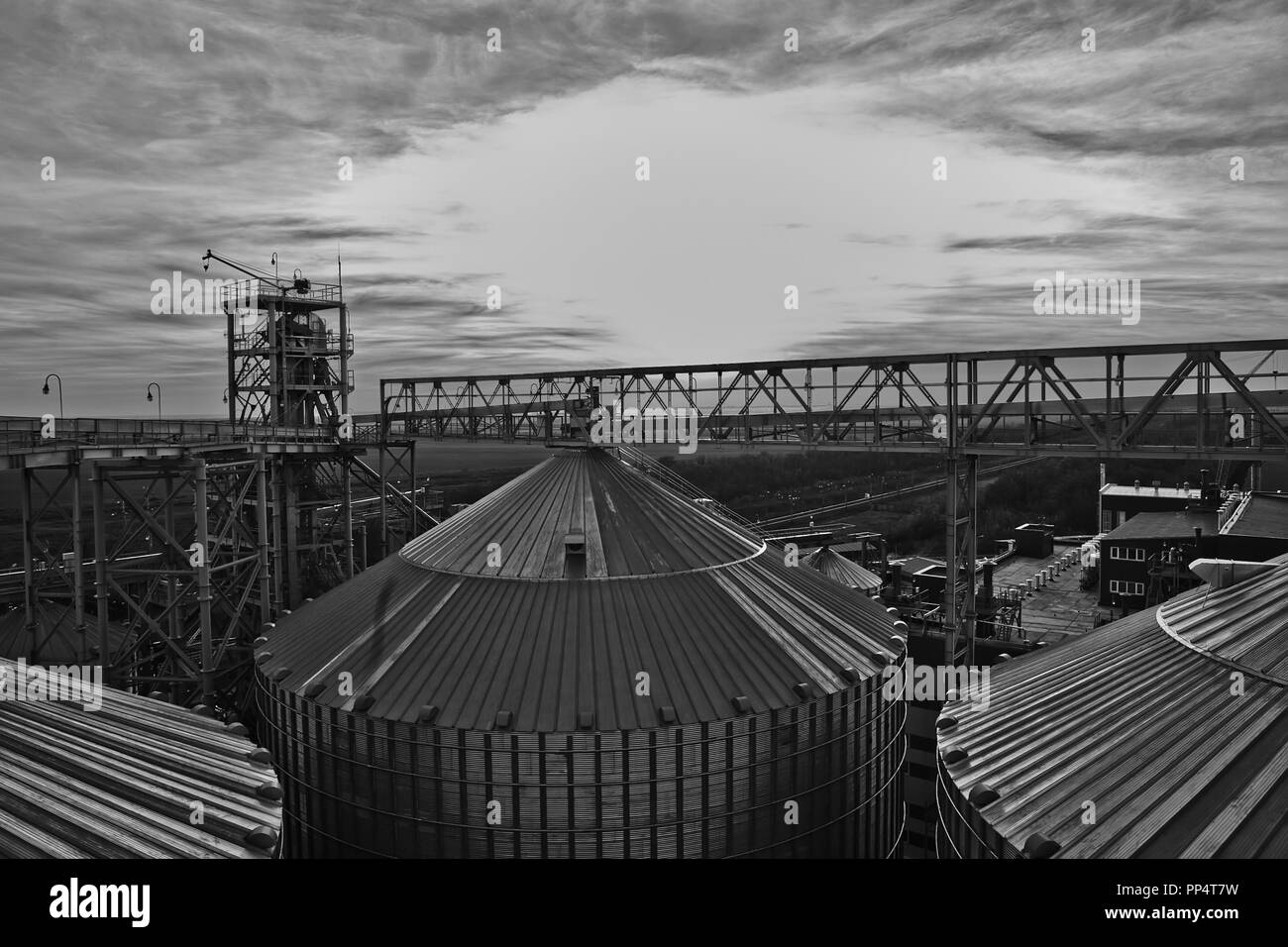 Silo à grains et d'un sèche-linge dans la nuit avec un tas de grains. Banque D'Images
