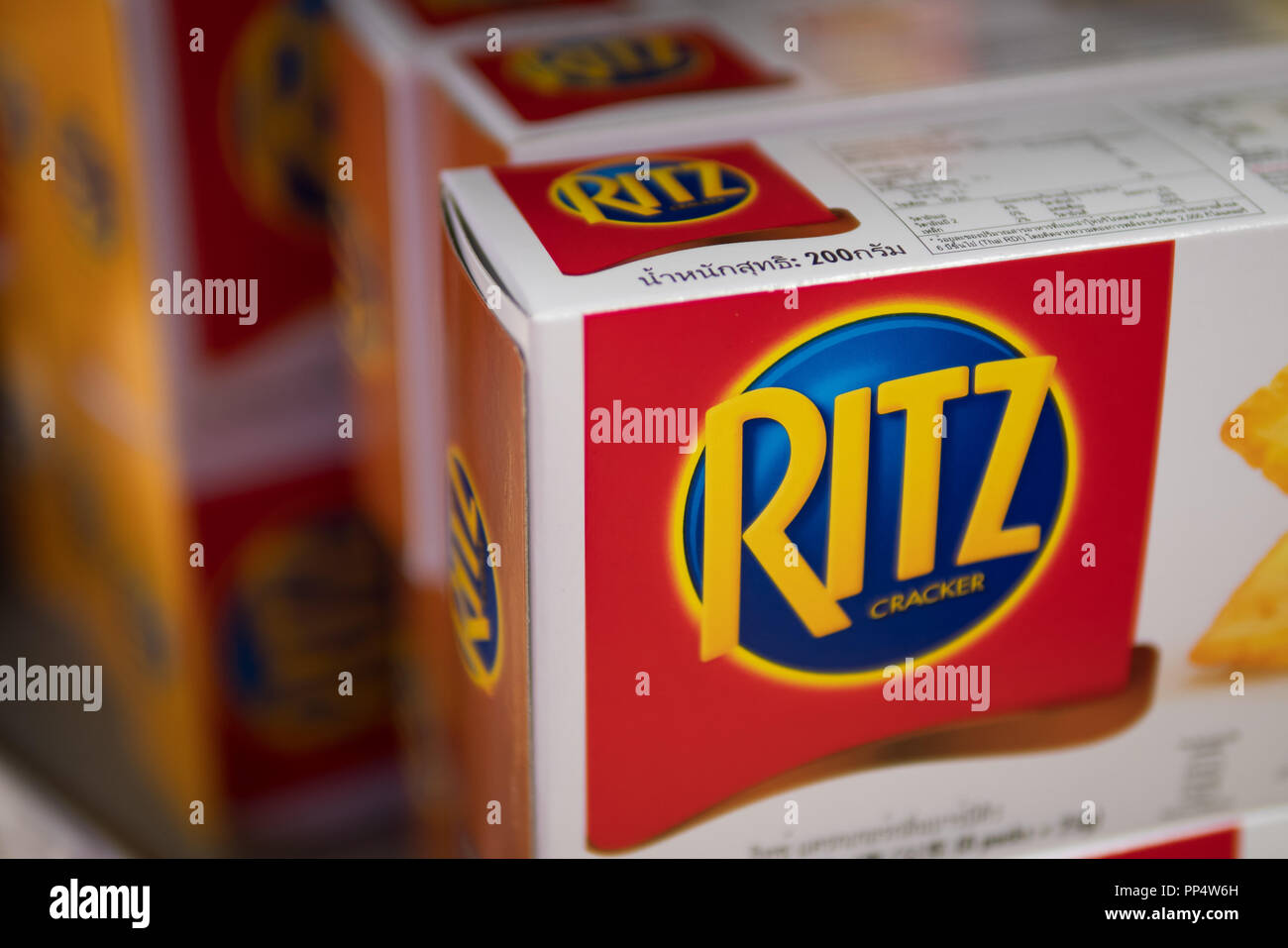 Bangkok, Thaïlande - le 28 juillet 2018 : Des boîtes de biscuits Ritz sur étagère de supermarché. Banque D'Images