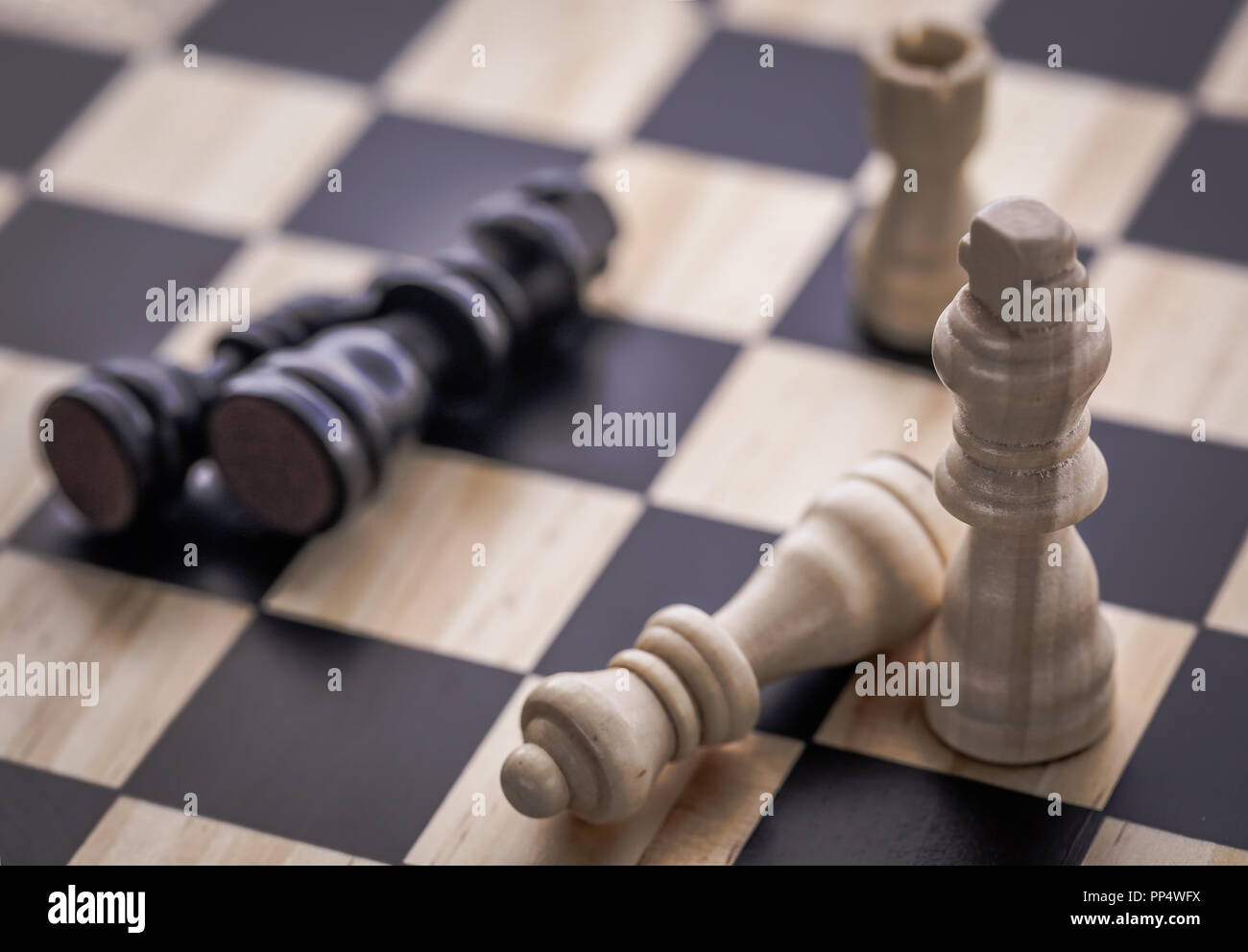 Jouer aux échecs avec différents morceaux de bord Banque D'Images