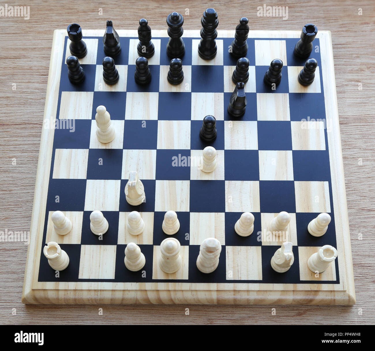 Jouer aux échecs avec différents morceaux de bord Banque D'Images