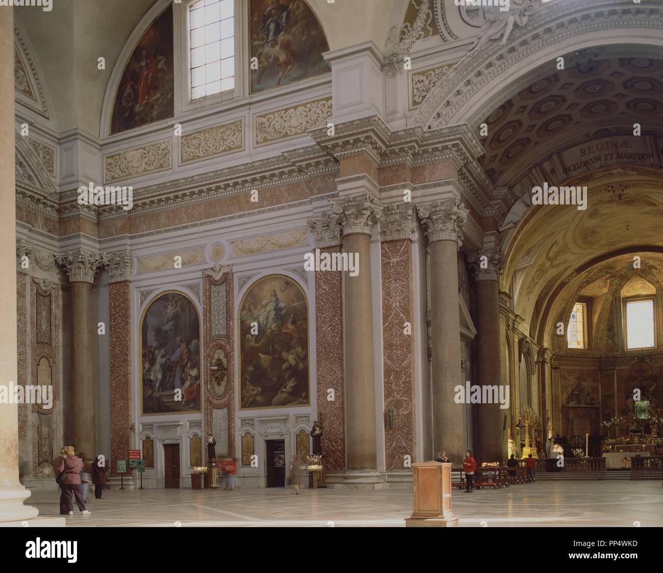 JUNTO AL PRESBITERIO PODEMOS VER LA CAIDA DE SIMON EL MAGO DE PIERRE-CHARLES TREMOLLIERE Y LA CRUCIFIXION DE SAN PEDRO DE NICOLA RICCIOLINI. Auteur : Michel-Ange. Lieu : Eglise de Santa Maria degli Angeli e dei Martiri. Rome. ITALIA. Banque D'Images