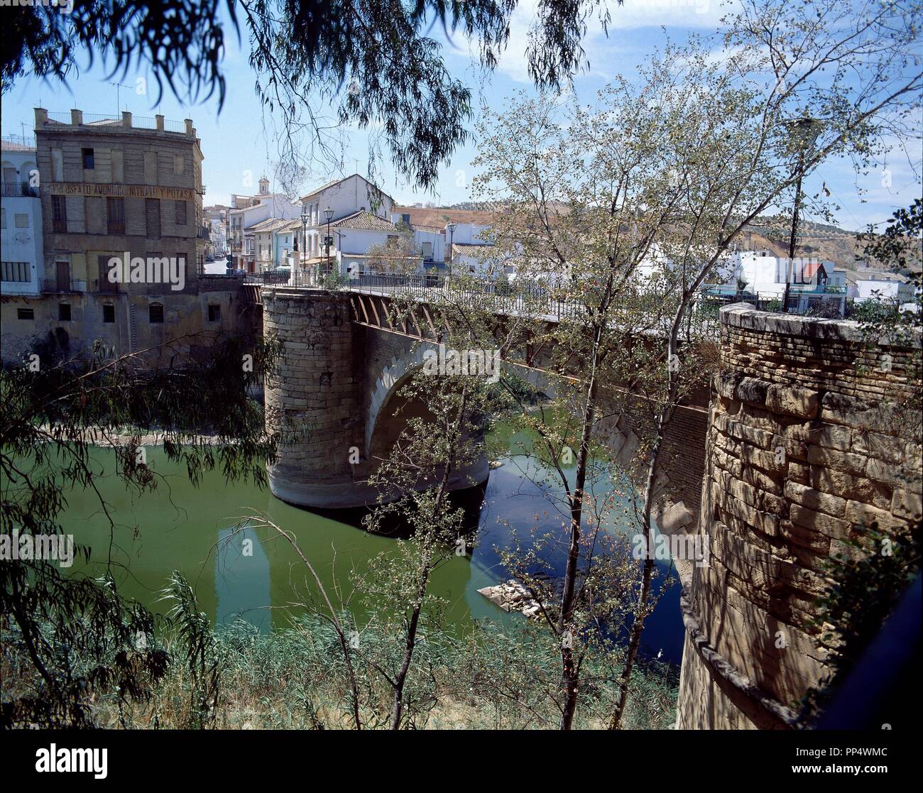 PUENTE SOBRE EL RIO GENIL(S XV/XVII) Y PUEBLO AL FONDO. Lieu : extérieur. PUENTE GENIL. CORDOBA. L'ESPAGNE. Banque D'Images
