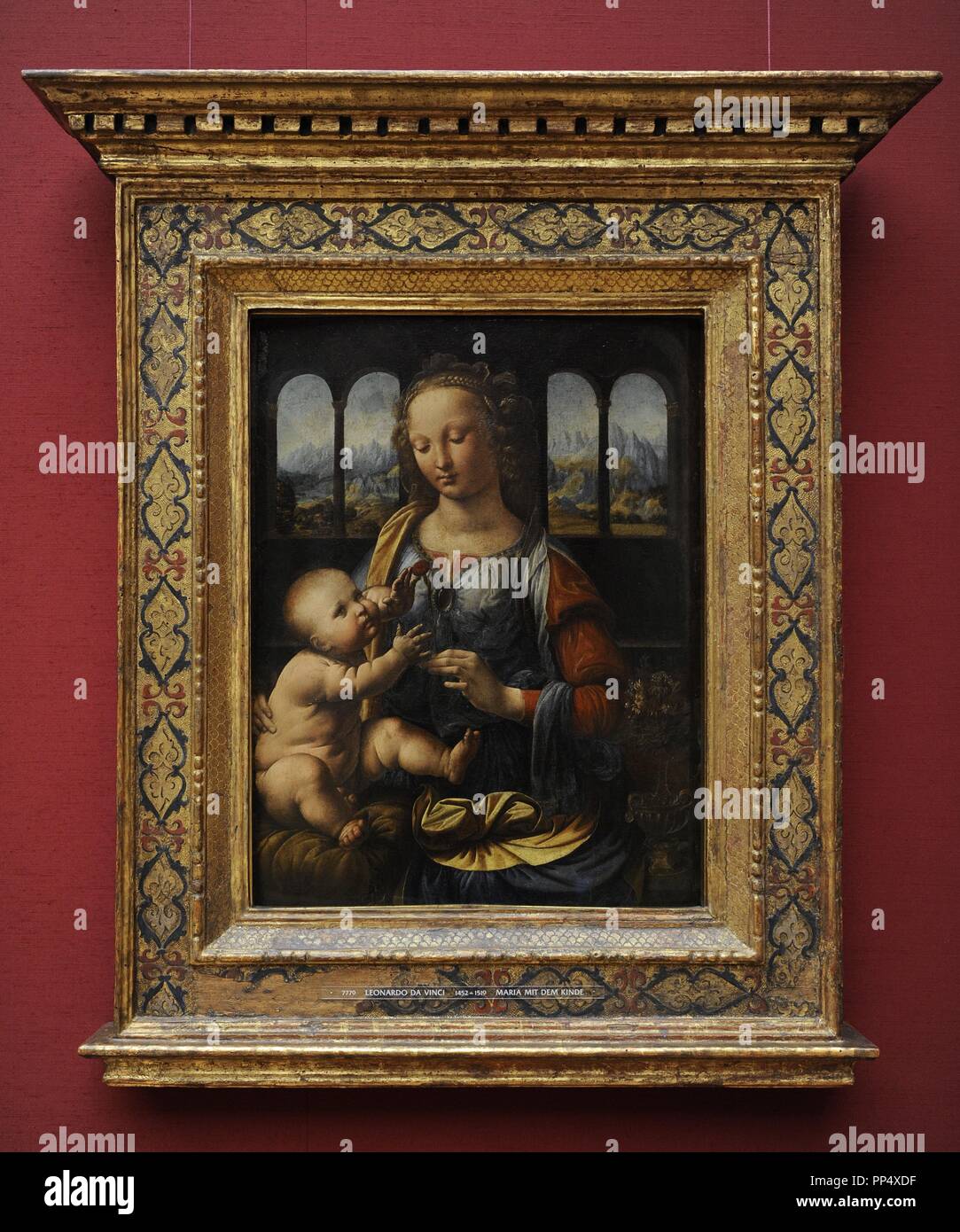 Leonardo da Vinci (1452-1519) était un mathématicien italien de la Renaissance. La Madone à l'Œillet. 1478-1480. La Vierge Marie est titulaire d'un oeillet. L'Alte Pinakothek. Munich. L'Allemagne. Banque D'Images