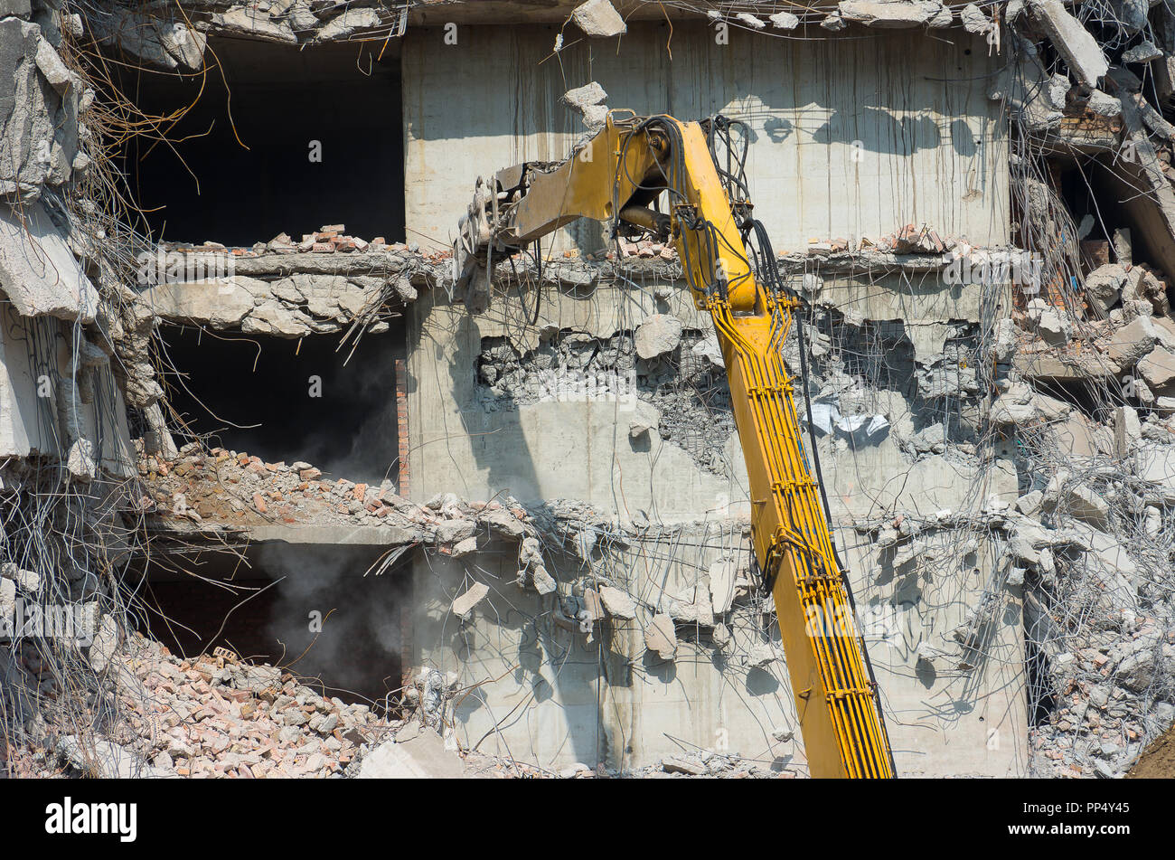 Démolition de bâtiment et écraser par la machinerie de construction. L'industrie. Banque D'Images